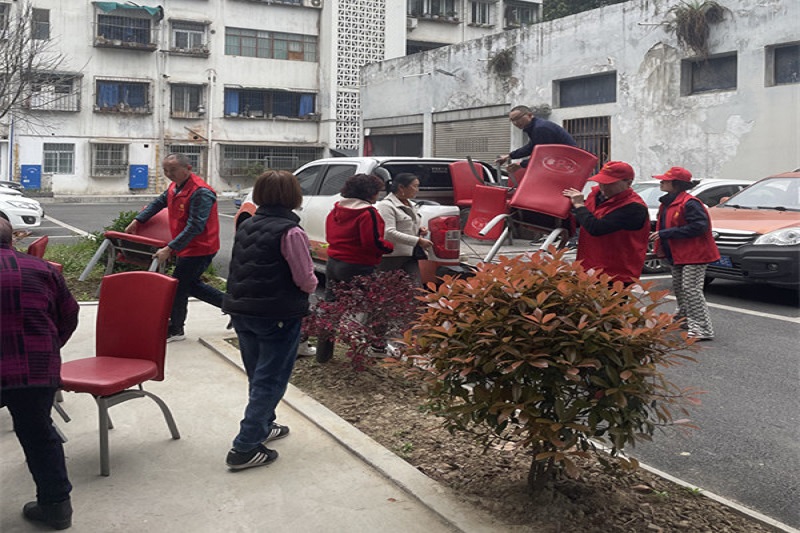 我為群眾辦實事||黨建引領(lǐng)送溫暖，愛心座椅進社區(qū)